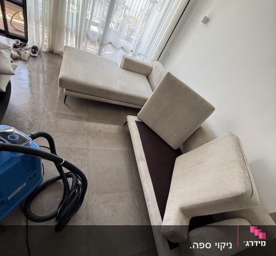 ניקוי ספות עם מכונת ניקוי בחדר מגורים